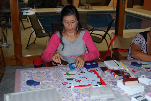 Clases de Scrapbooking Navidad San Jose Costa Rica Ponchador Cuadrados Rubber Brayer Clases de Scrapbooking Navidad San Jose Costa Rica Ponchador Cuadrados Rubber Brayer